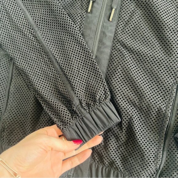 Lululemon • Relaxed‎ Fit Mesh Hoodie • size 6 - Picture 5 of 7